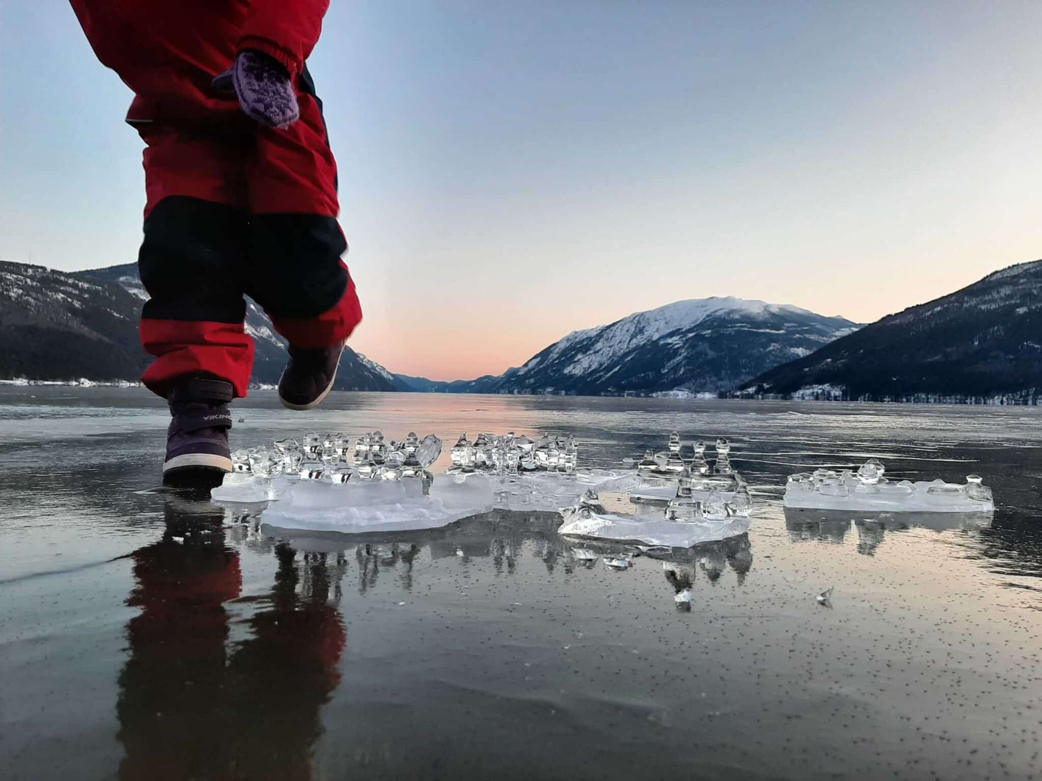 Bli med og hyll skilegenden fra Tinn! Dette tradisjonsrike minnerennet over fjellet forener historie og idrettsglede i et vinterlandskap som tar pusten fra både store og små.