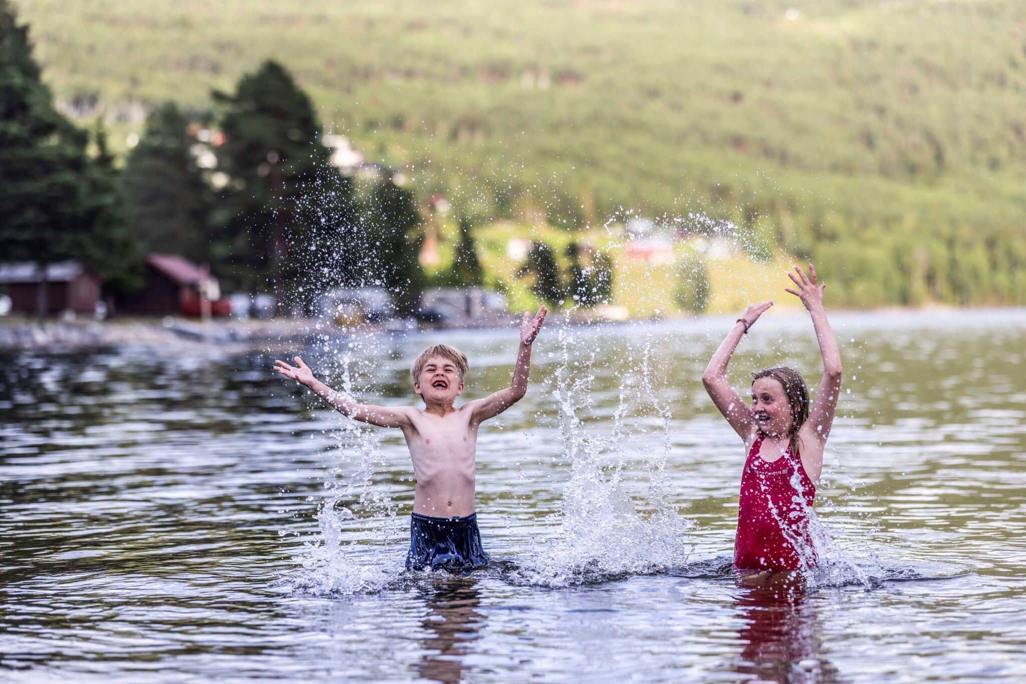 Fra rolige padleturer på vannet til spennende klatring og historiske vandringer – hos oss finnes det opplevelser som skaper varige minner for både store og små.