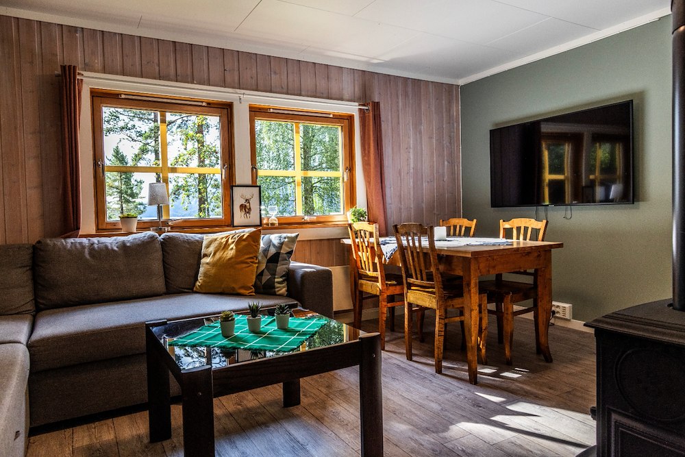 Søk ly i Tangen hytte for et romantisk avbrekk. Den skjermede plasseringen og den vakre utsikten skaper en perfekt ramme for verdifull tid sammen i naturen.