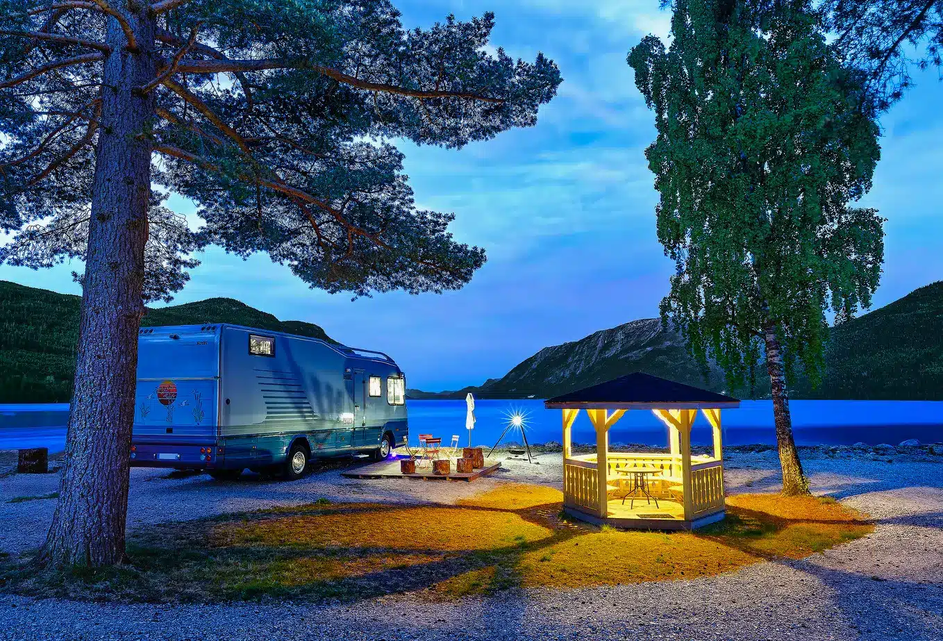 Motorhome parking in Telemark - exclusive motorhome spot at Sandviken Camping with a private deck by Tinnsjøen