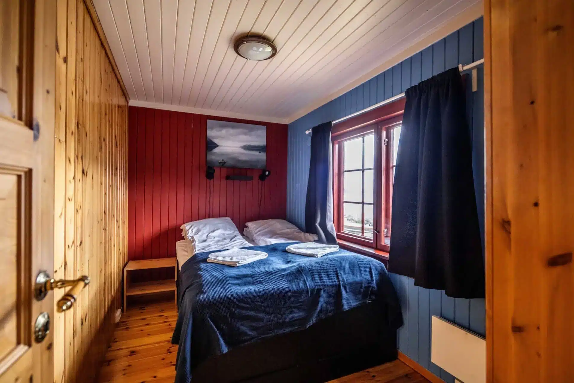 Bedroom in a cabin at Sandviken Camping in Telemark, offering cabin rental by Gaustatoppen.